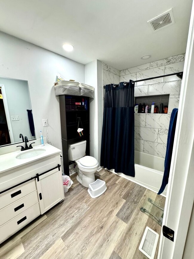 Building Photo - 4 bed 2 Bath Home for Rent in Portsmouth!