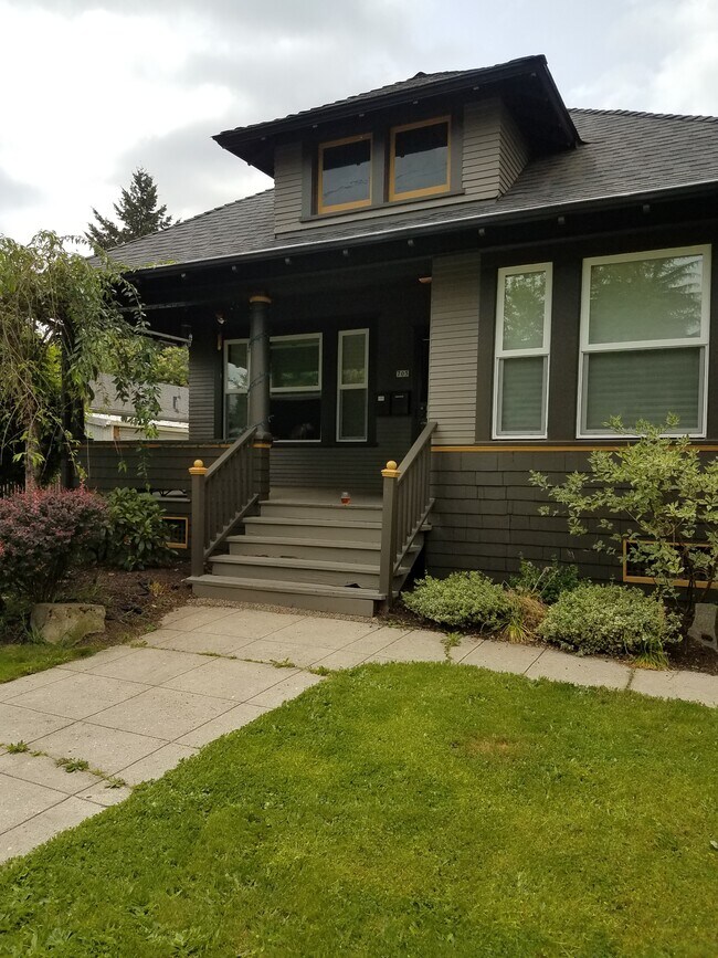 Front porch - 705 NE 73rd Ave
