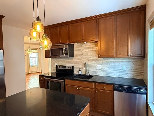 Building Photo - 96 King St