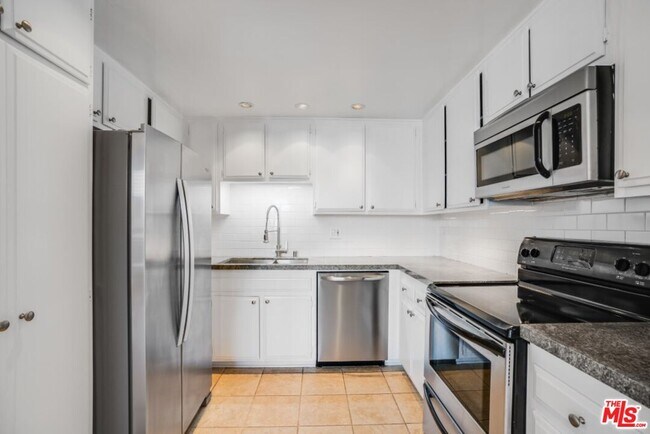 Building Photo - 321 S San Vicente Blvd