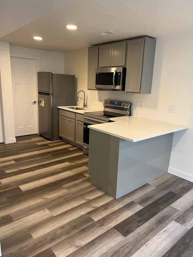 Building Photo - 4724 E Lk Cor Dr