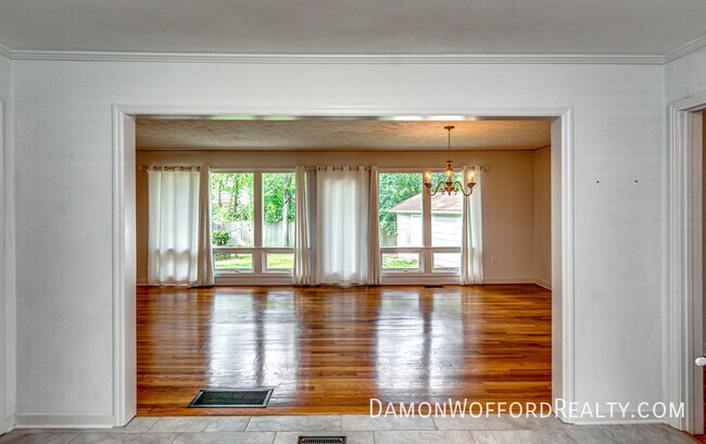 Building Photo - 1827 Parkridge Dr