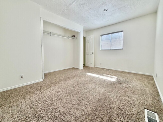 Building Photo - 8758 Oak Park Cir