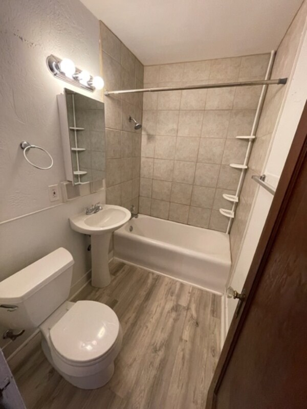 Building Photo - 14 W 16th Ave