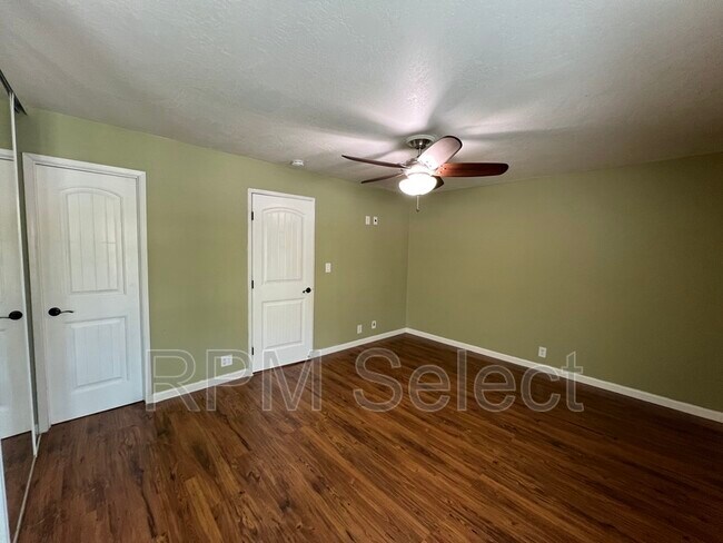 Building Photo - 385 Camelback Rd