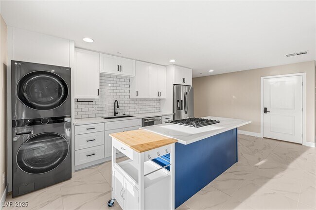 Building Photo - 4631 Amazing View St