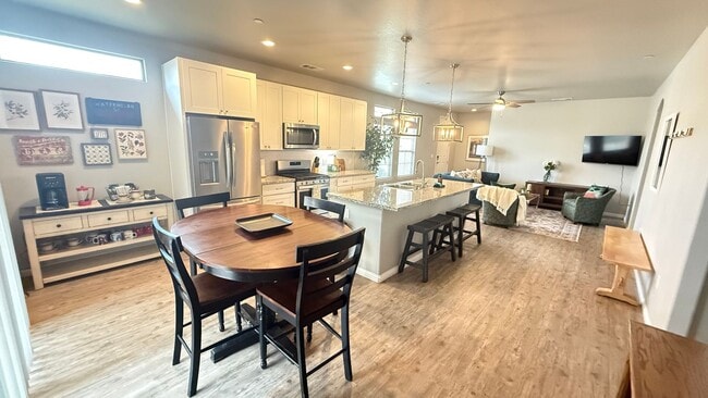 Building Photo - Fully Furnished Short or Long Term Modern Home