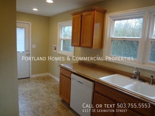 Building Photo - Charming Single Level Ranch-style House.