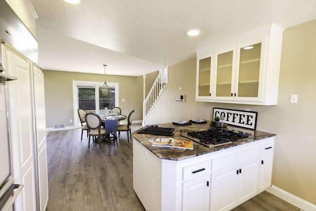 Building Photo - Beautiful 5 bedroom/3bath home with a pool