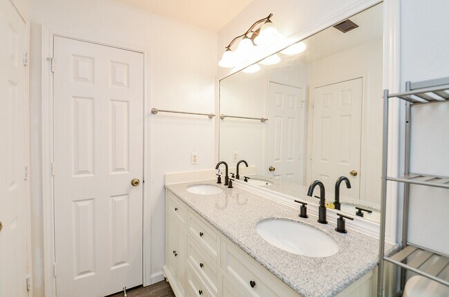 Building Photo - 13837 Purplemartin St