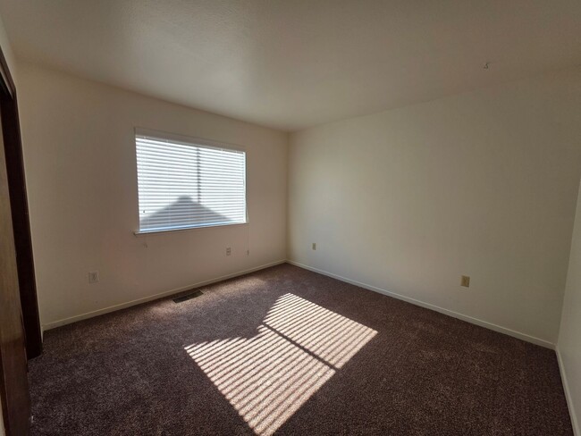 Building Photo - 3 Bedroom 2 Bathroom near shopping and restaurants!