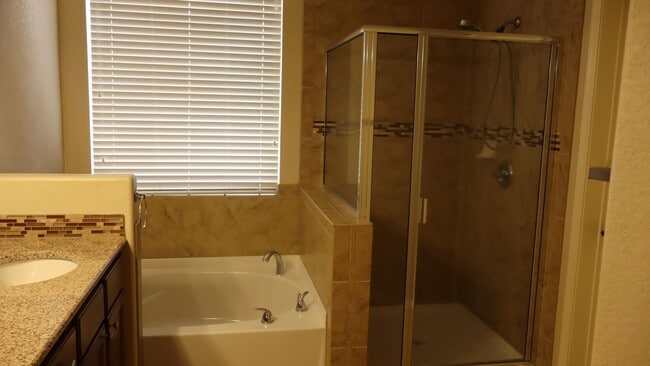 Building Photo - 4 Bedroom