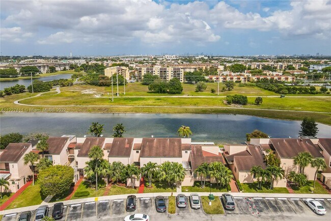 Building Photo - 9179 Fontainebleau Blvd
