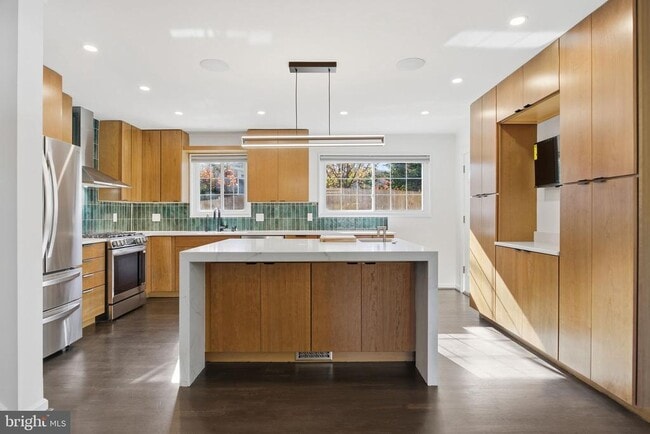 Building Photo - 3700 Emily St