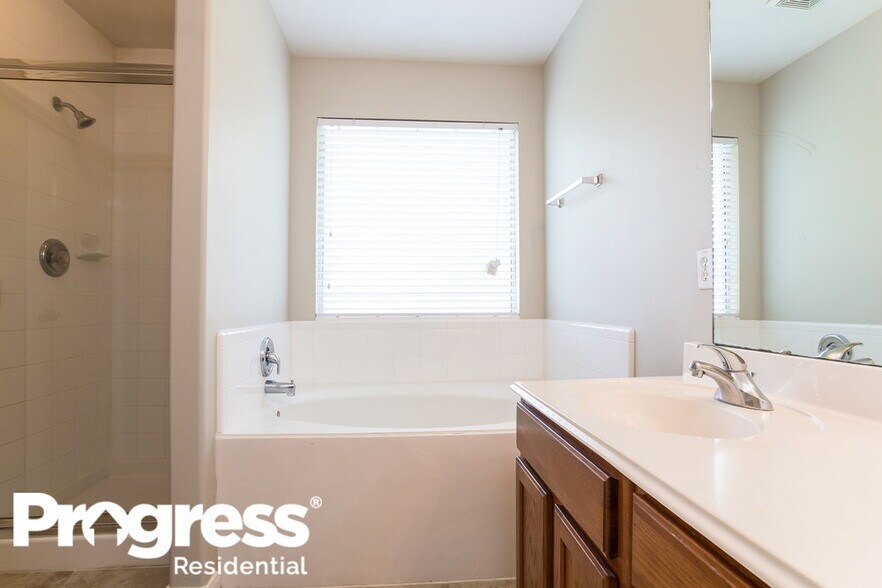 Building Photo - 2447 Halstead Dr