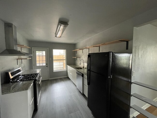 Building Photo - 258 Cresham Dr