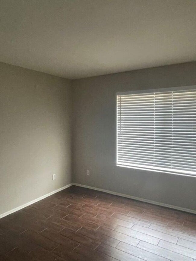 Building Photo - 2035 S Elm St