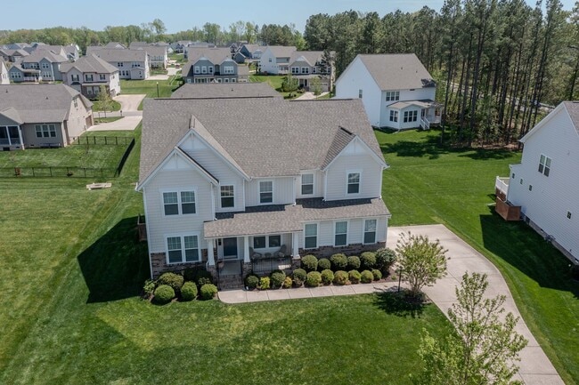 Building Photo - Luxury 5 Bedrooms 3 Full Baths 2 Car Garage