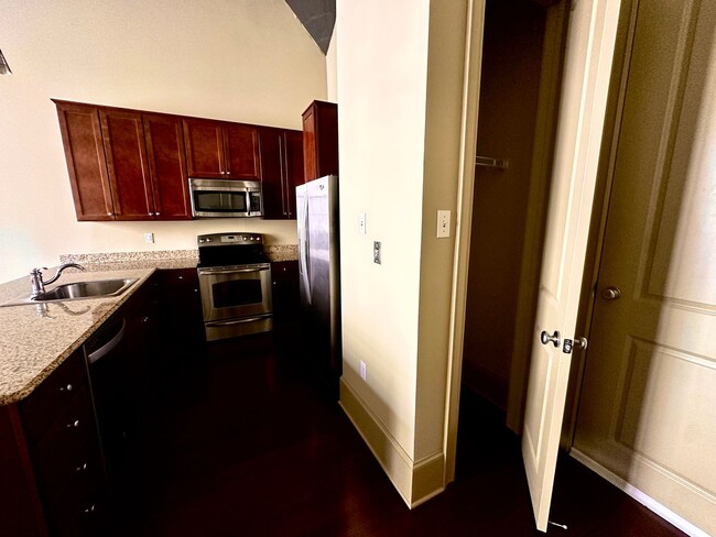 Building Photo - Beautiful 1 Bed Condo Downtown New Orleans