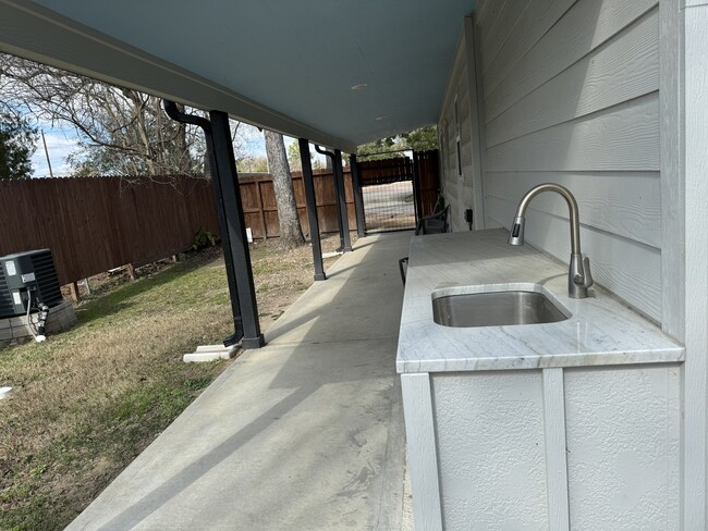 Outside sink and prep area side patio - 9305 Emnora Ln