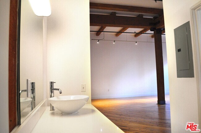 Building Photo - 712 S Santa Fe Ave