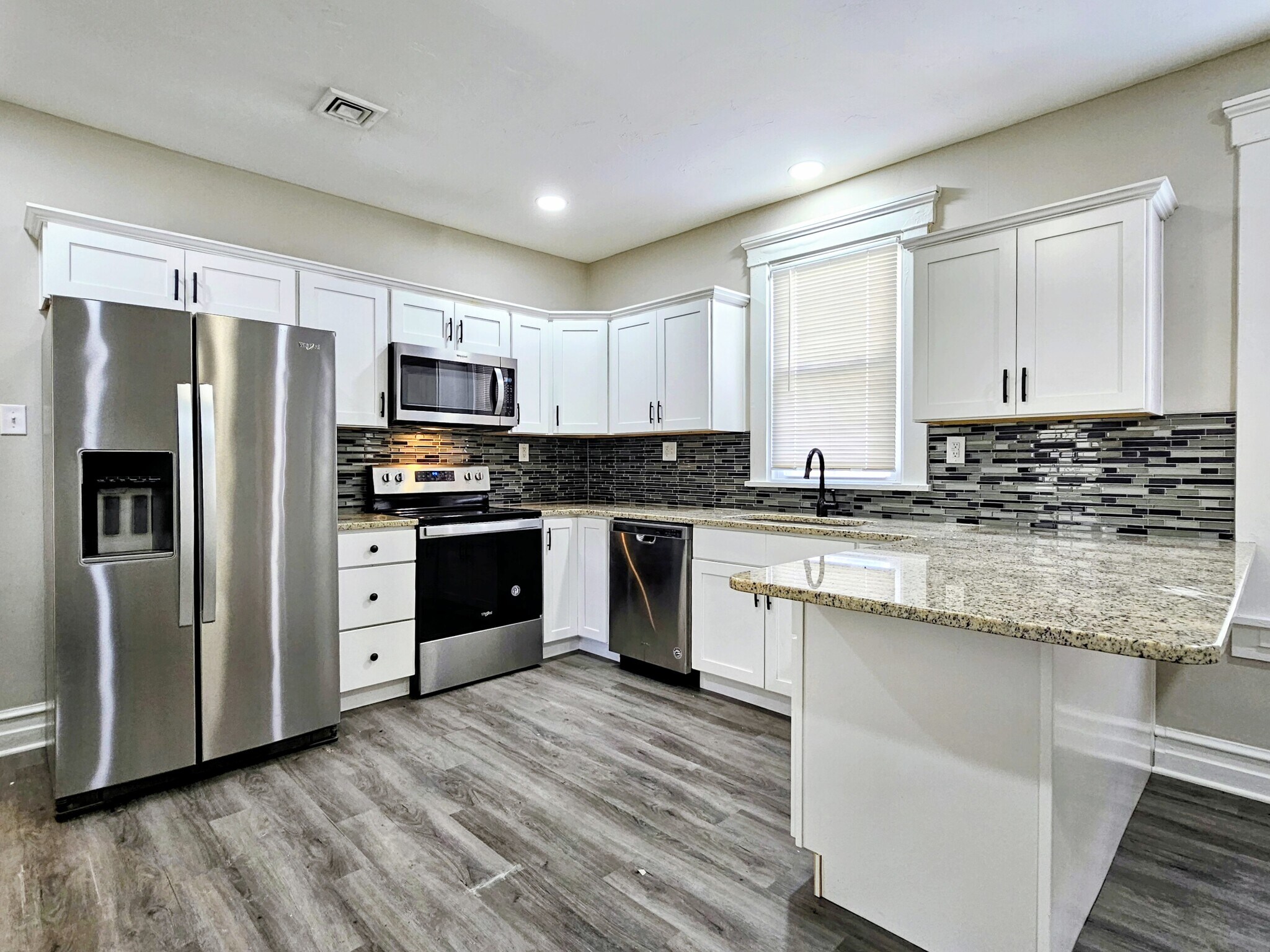 Building Photo - 221 Main St