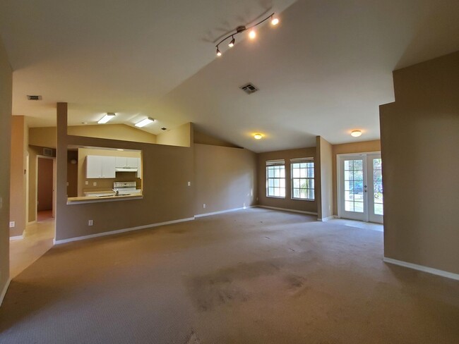 Building Photo - Quiet Buckingham Living