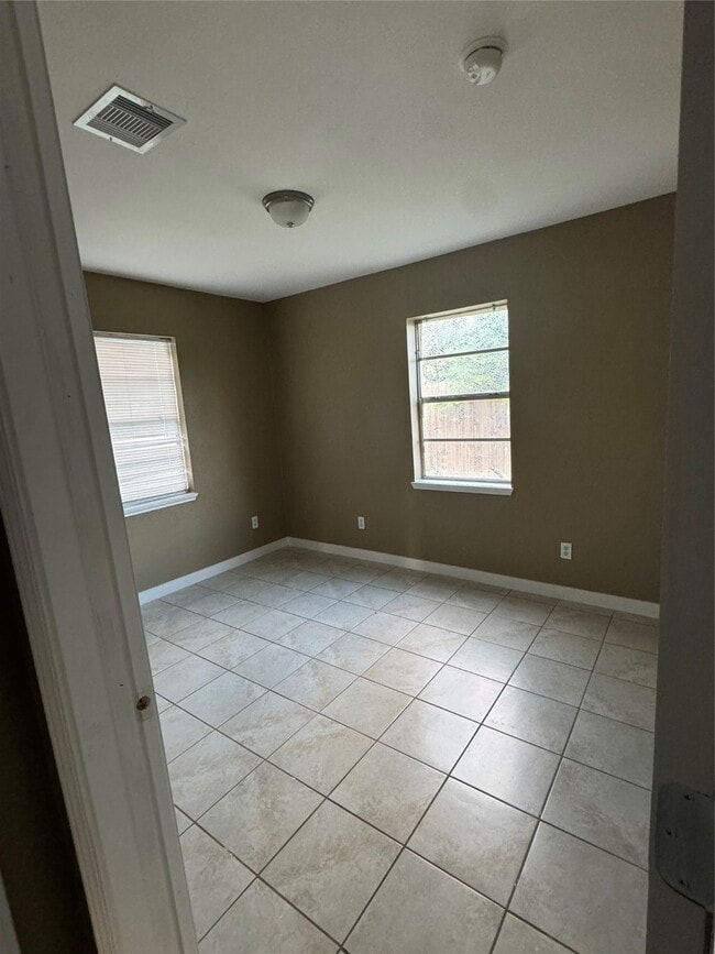Building Photo - 2125 Kingsdale Dr