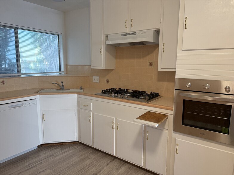 Building Photo - 330 E Fairview Ave