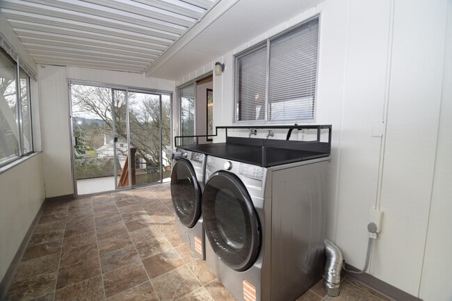 Building Photo - 3434 SE King Rd