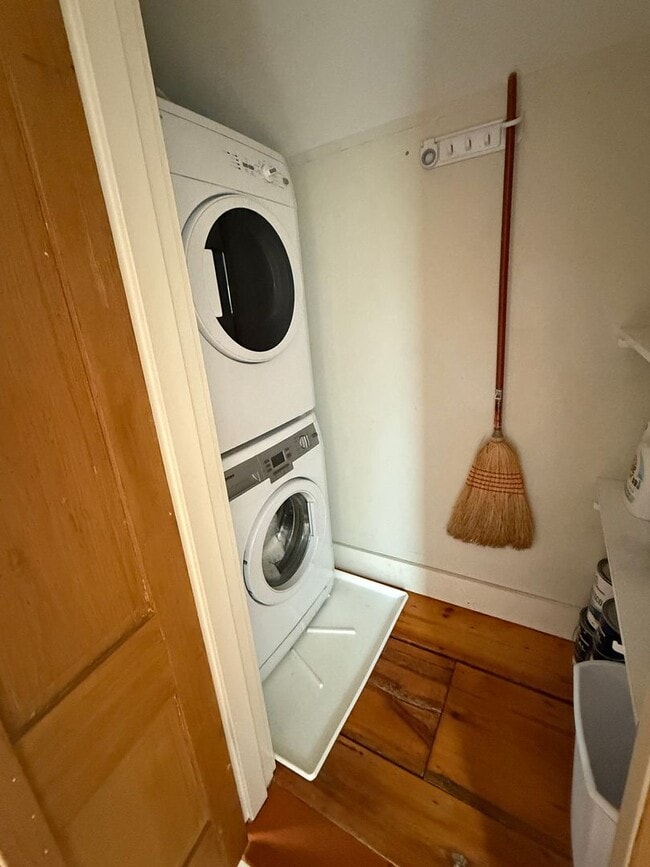 Building Photo - 2 bedroom ,1 bathroom unit at an historic ...