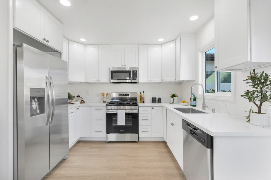 Building Photo - 17733 Los Alimos St