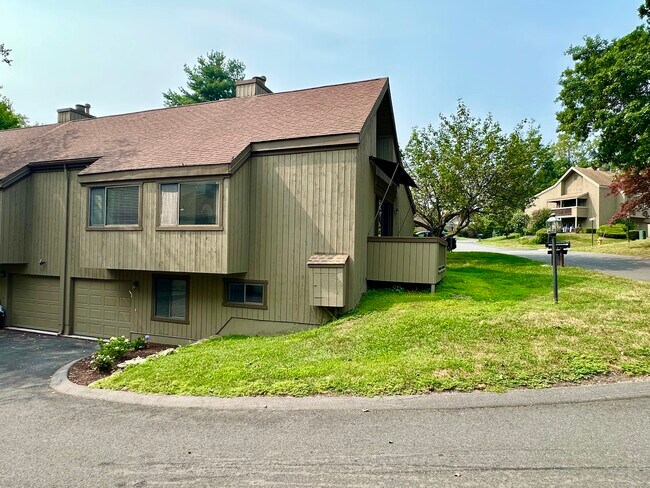 Building Photo - 319 Navajo Lane