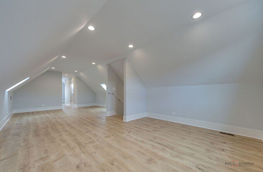 Building Photo - 1746 N California Ave