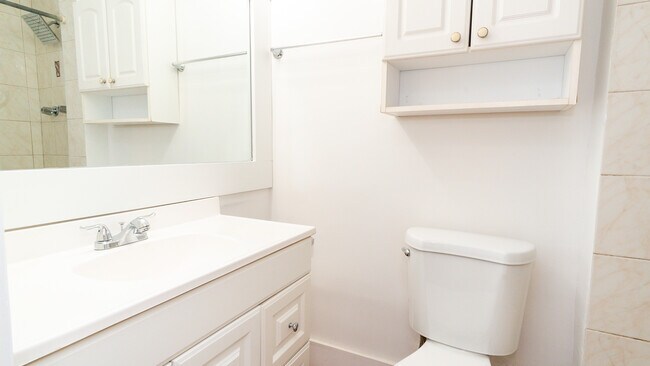 Guest Bath - 6701 N Kendall Dr