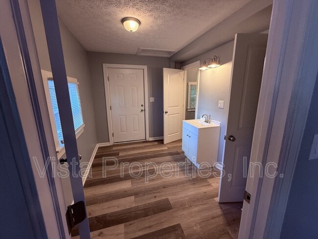 Building Photo - 538 University Ave