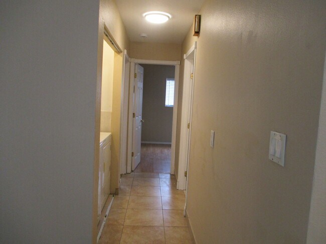 Building Photo - Very nice 2 bedroom 1.5 bath 1st floor condo