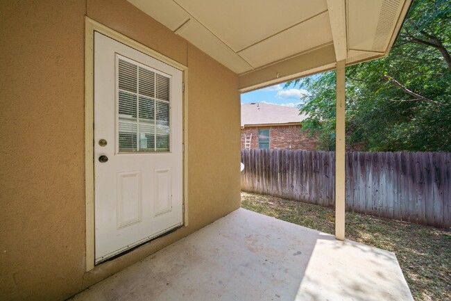 Building Photo - "Charming 2-Bed, 2-Bath Gem in New Braunfe...