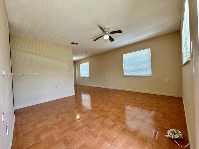 Building Photo - 6035 SW 39th St