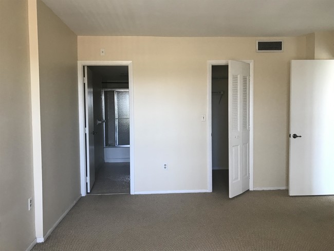 Building Photo - 4160 Inverrary Dr