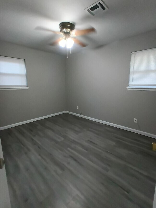 Building Photo - Wonderful Kitchen & New flooring! FIRST FU...