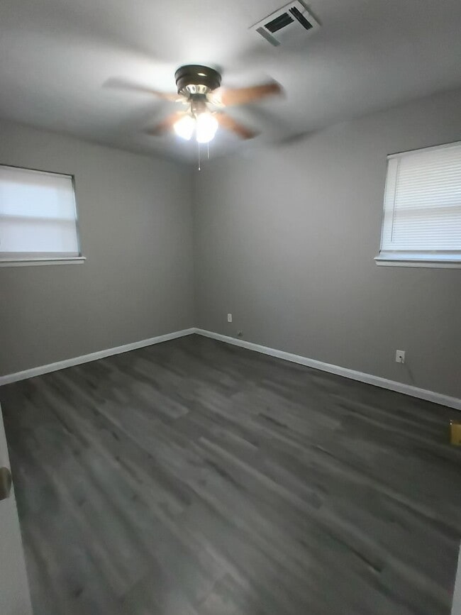 Building Photo - Wonderful Kitchen! New flooring!