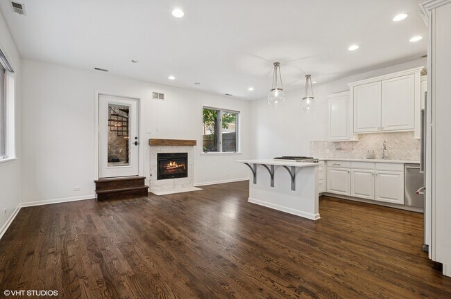 Building Photo - 636 W Schubert Ave