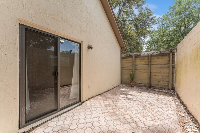 Building Photo - Stunning 3 BR/2 BA/2 Garage Single Family Home in  highly sought-after Sweetwater Oaks!