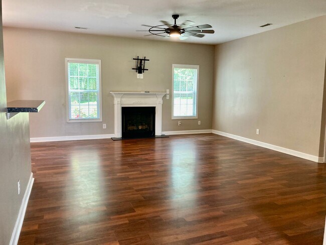Building Photo - 5 Bedroom 3 Bath Hubert Home for Rent