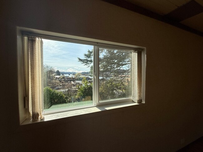 Building Photo - 490 5th Ave