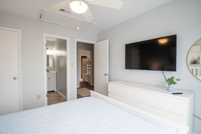 Building Photo - FURNISHED OFF-SEASON MONTHLY RENTAL - AVAILABLE MID-SEPT '27