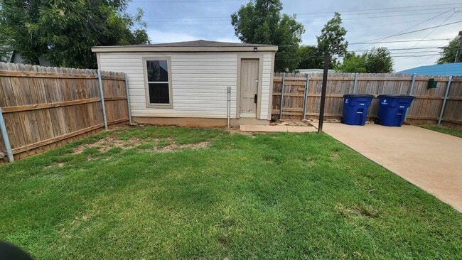 Building Photo - 1613 W Noble Ave