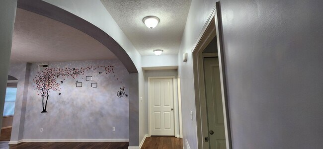 Building Photo - 590 Redwood Ln