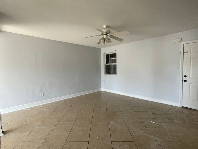 Building Photo - Condo Living Is The Life For You